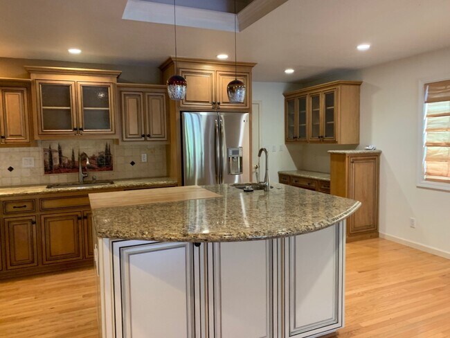 Building Photo - 3973 Loganberry Dr