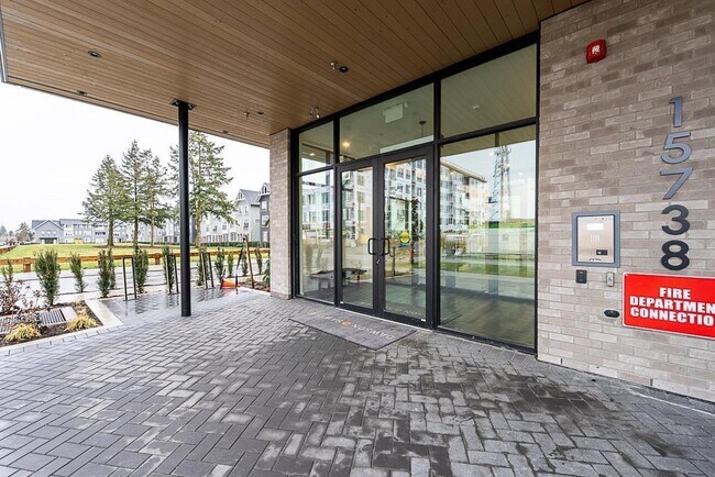 Photo du bâtiment - 15733-15785 85 Ave