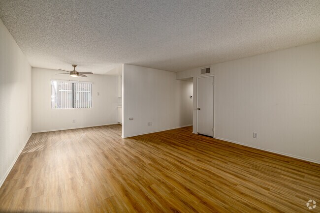 2 habitaciones, 2 baños - 950 pies cuadrados - Sala de estar - Cape Cod Apartments