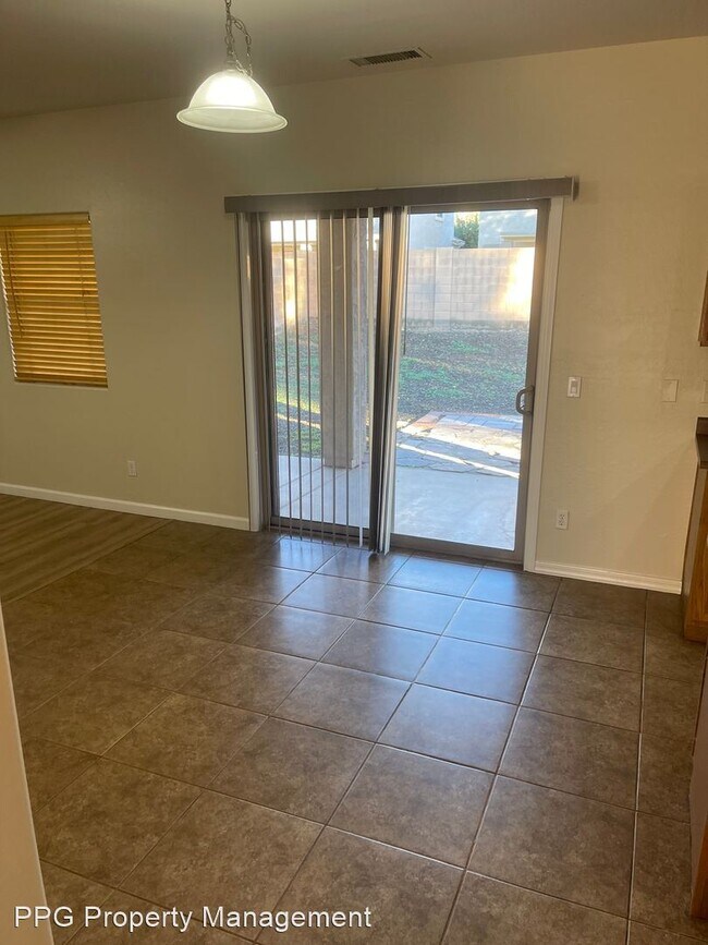 Foto del edificio - 5 br, 2.5 bath House - 18510 W Eva St