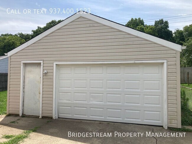 Building Photo - Nice 3 bedroom, 1 bath home with 1.5 car d...