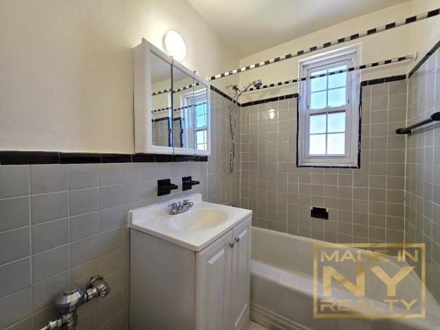 Foto del edificio - 1 bedroom in Briarwood NY 11435