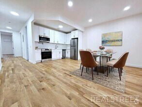 Building Photo - Massive 3,000+ Sq Ft 4BD/2BA Duplex with H...