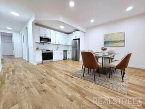 Building Photo - Massive 3,000+ Sq Ft 4BD/2BA Duplex with H...