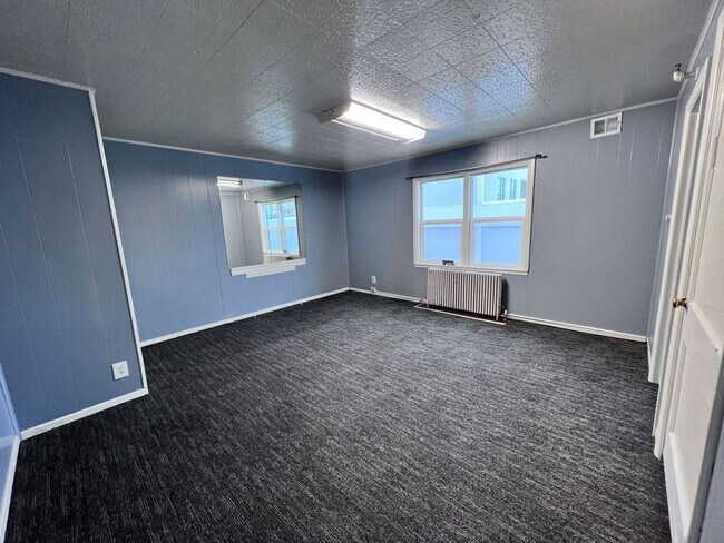 Building Photo - 4th Ave 609-SF