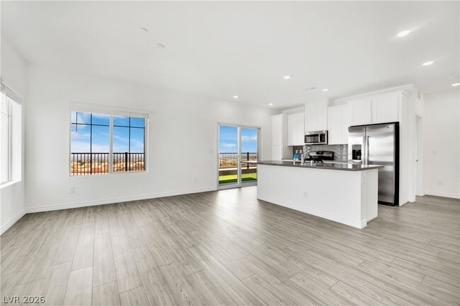 Building Photo - 600 N Carriage Hill Dr
