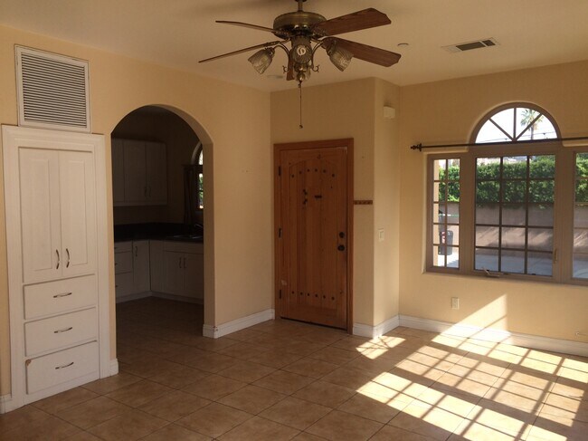 Puerta principal - 652 S Hollenbeck Ave