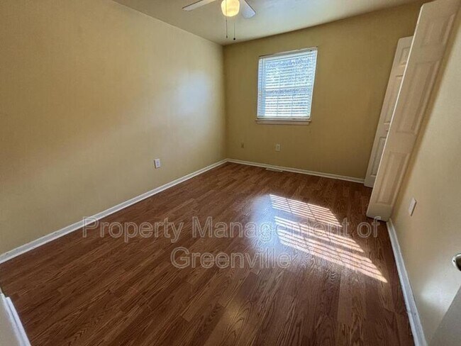 Foto del edificio - 2530 E North St