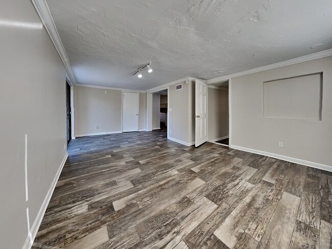 Building Photo - 5916 Ensenada Rd