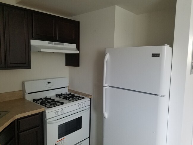 kitchen - 25 Bayonne Ct