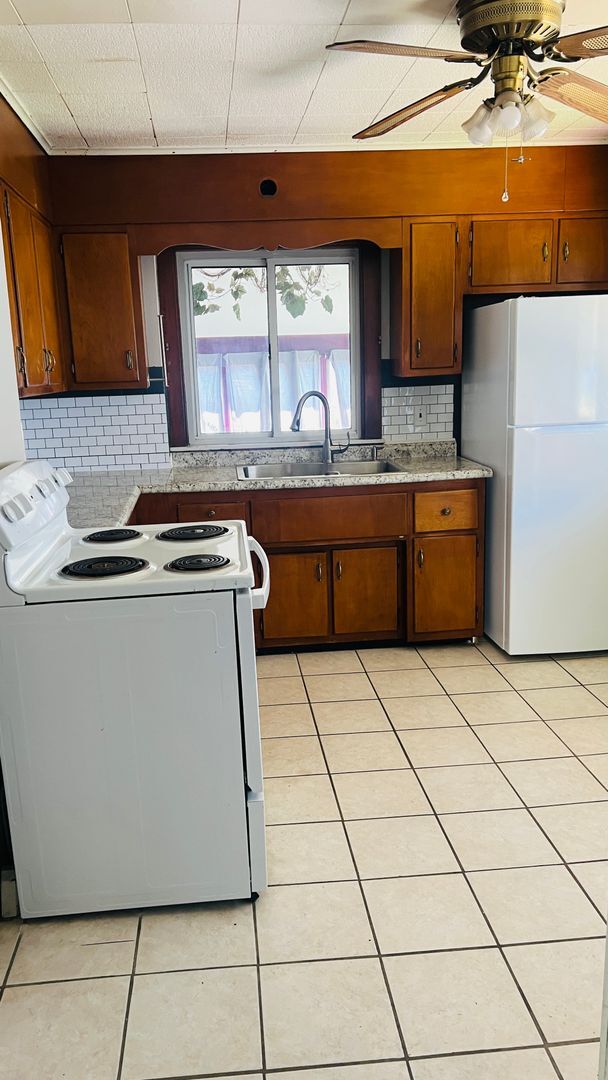 Building Photo - 2 bedroom house available now