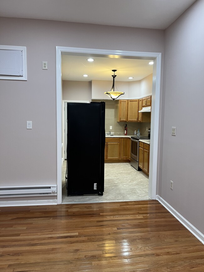 Kitchen with side by side Fridge - 1312 W Somerset St