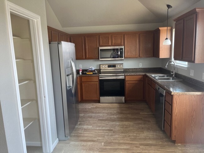 Kitchen - 7823 Redbrush