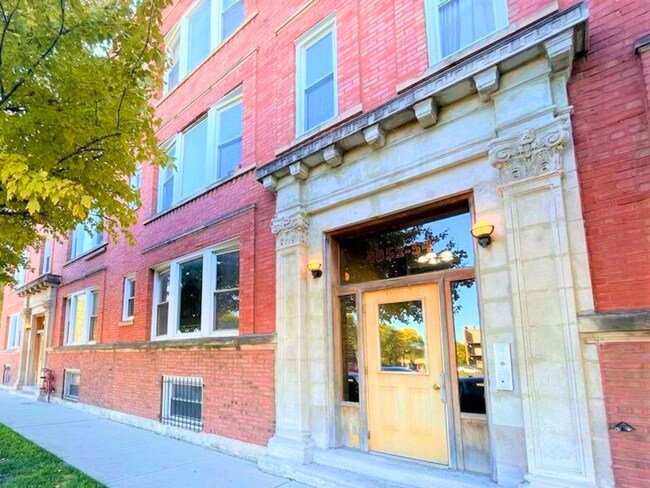 Building Photo - Indiana Ave 4852-58 118-124