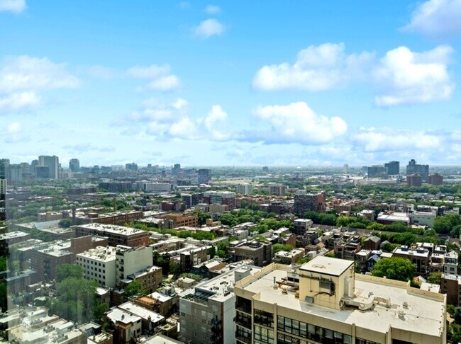 Foto del edificio - 1560 N Sandburg Terrace