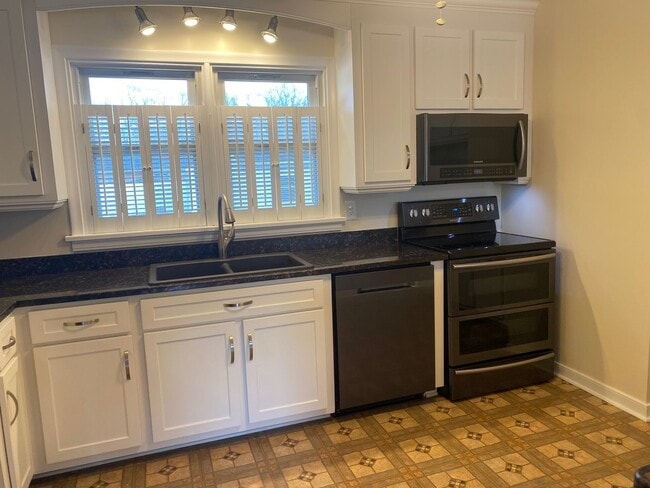 Building Photo - Updated brick ranch in Sandston VA