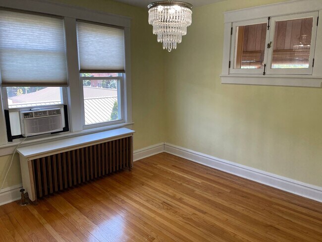 Building Photo - 3 BR/ 1 Bath Single Family Home