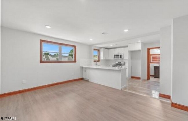 Building Photo - 532 Piaget Ave