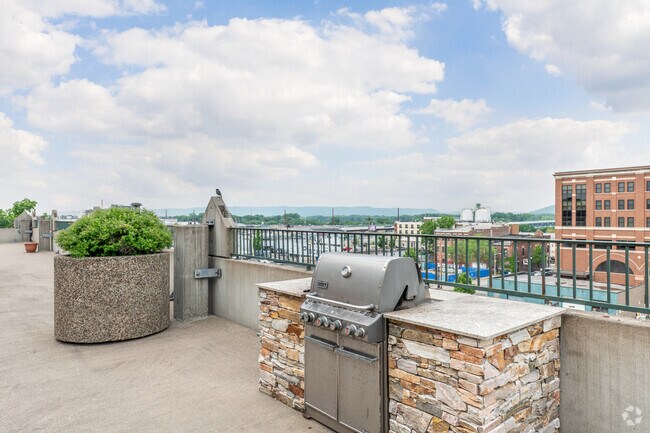 Terraza en la azotea con parrillas - Cameron Park Apartments