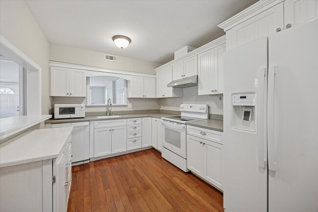 Foto del edificio - Available Immediately – 4 Bedroom End-Unit...