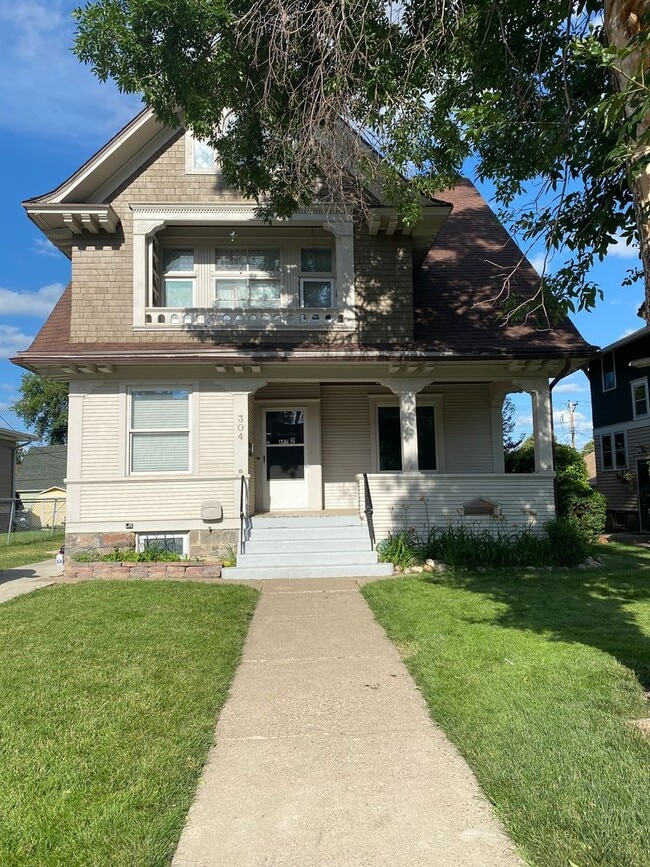 Building Photo - 304 6th Ave NW