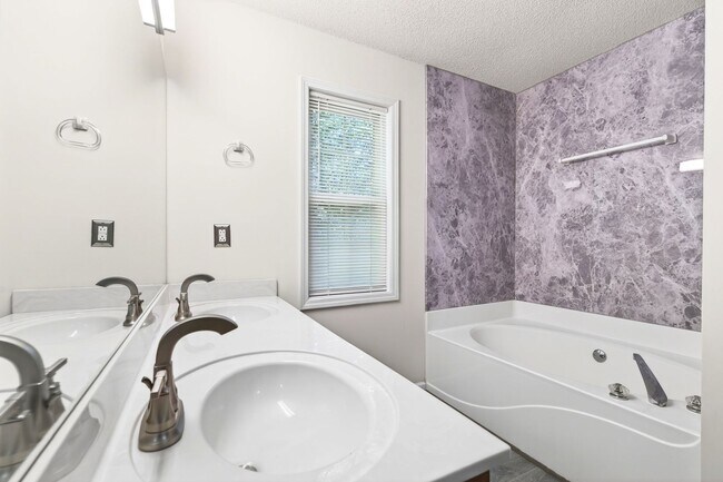 Foto del edificio - Beautiful 4BR/3BA Family Home – Minutes from Mall of Georgia!