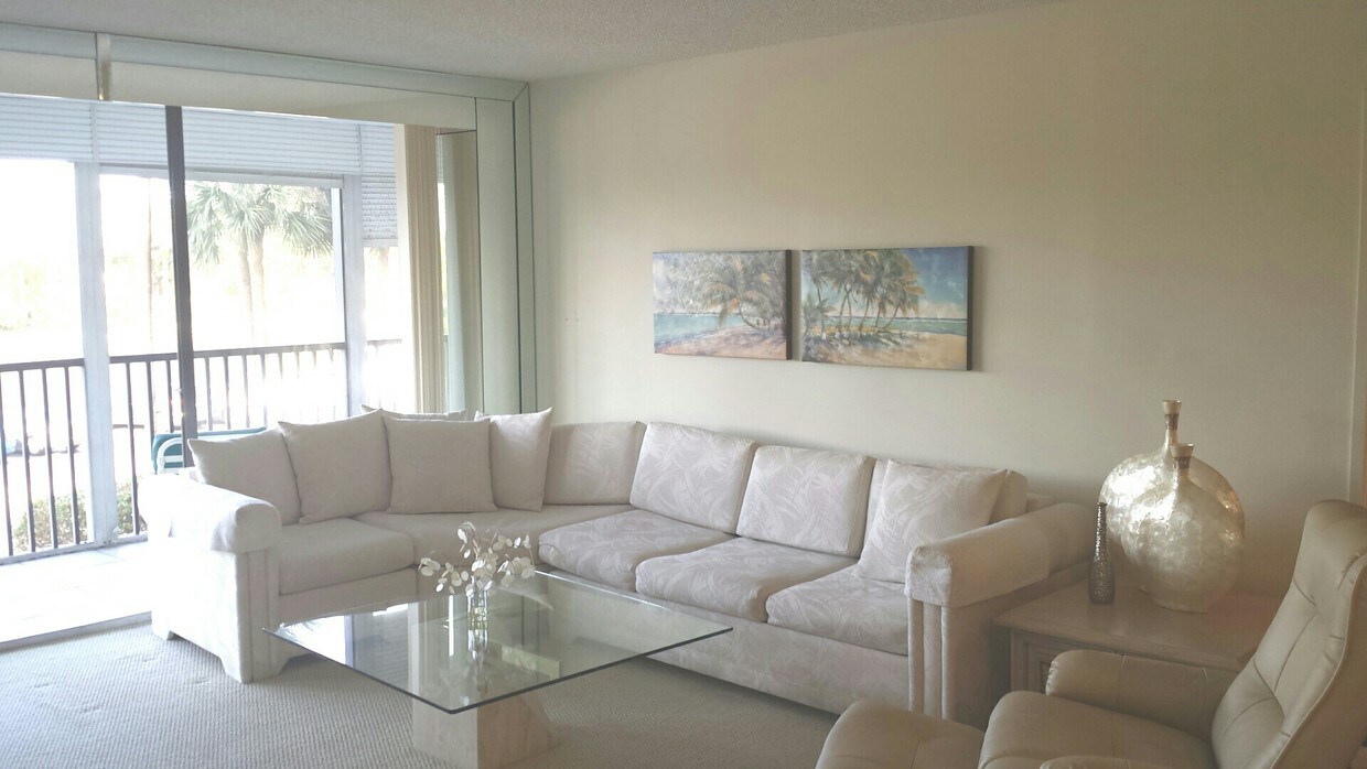 living room - 3701 N Country Club Dr