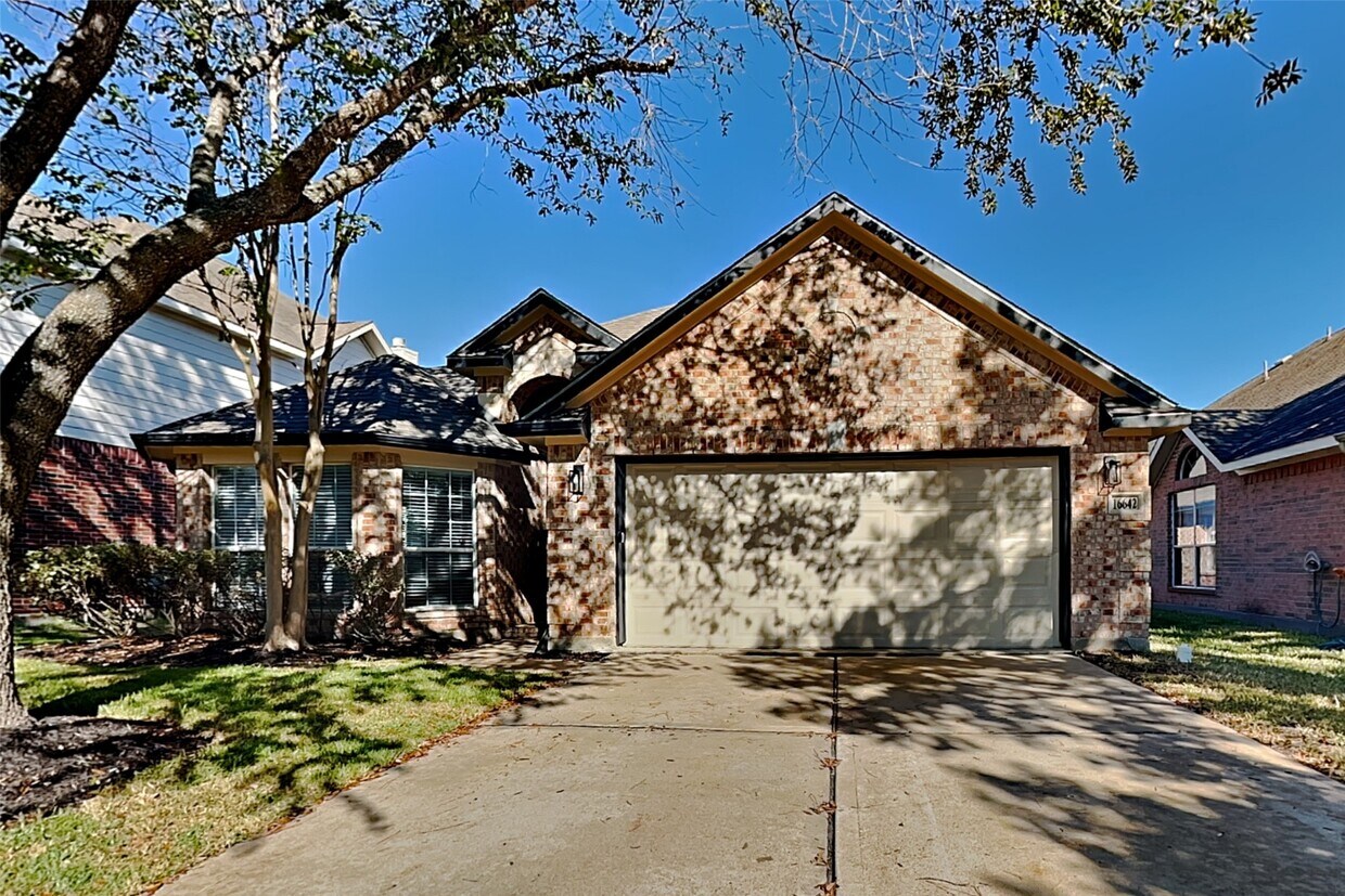 Primary Photo - 16642 Greenbriar Point Ln