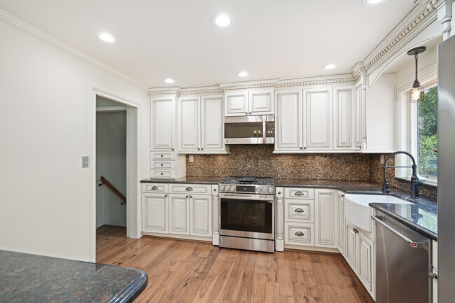 Building Photo - 3 N Oak Ct