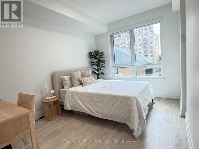 Building Photo - 591-591 Sheppard Ave E