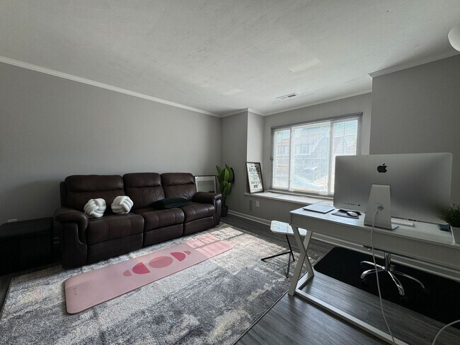 Foto del edificio - Welcome to this stunning 4-bedroom "ASK AB...