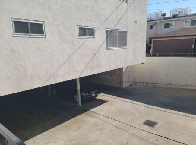 Building Photo - 623 S Grevillea Ave