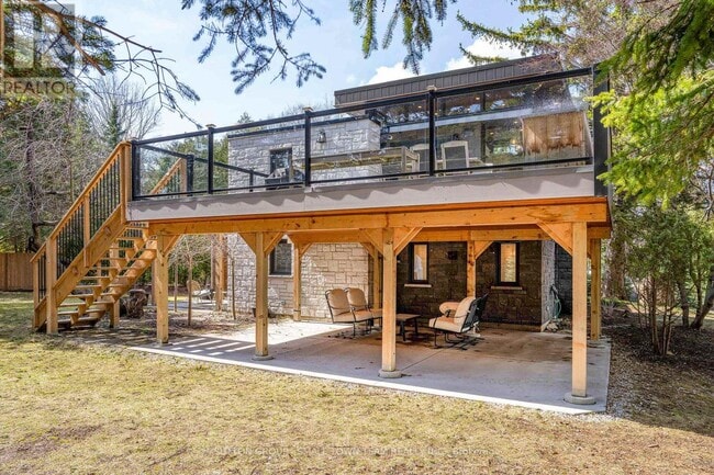 Photo du bâtiment - 114 Lakeshore Rd W