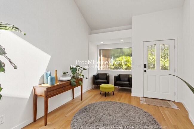 Building Photo - Mid-Century Modern Three Bedroom in Happy Valley!