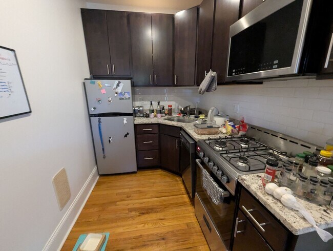 Foto del edificio - Renovated Studio in Heart of Rogers Park LUC