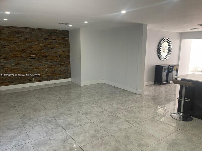 Foto del edificio - 323 NW 4th Pl
