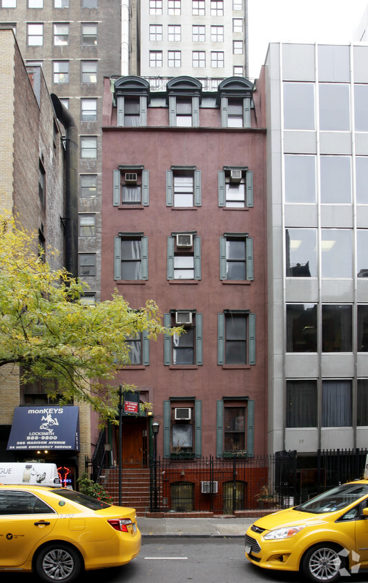 Building Photo - 23 E 39th St