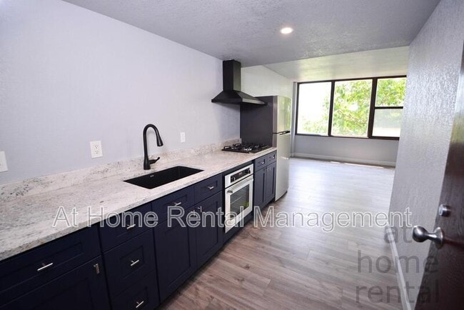 Building Photo - 410 W 7th St