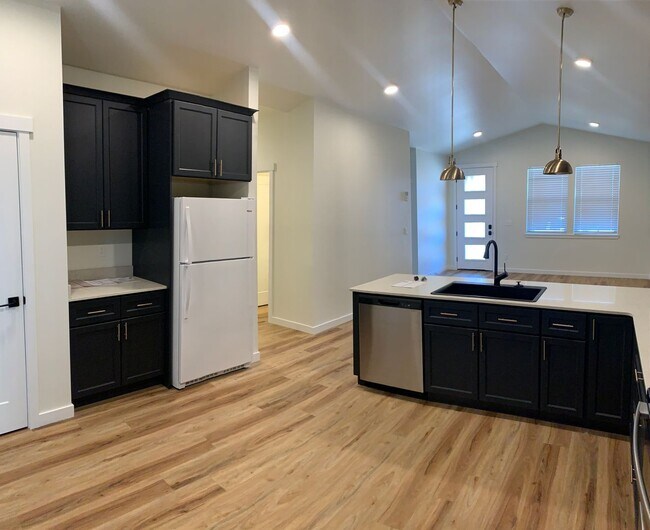 Building Photo - 1/2 OFF First Month’s Rent!