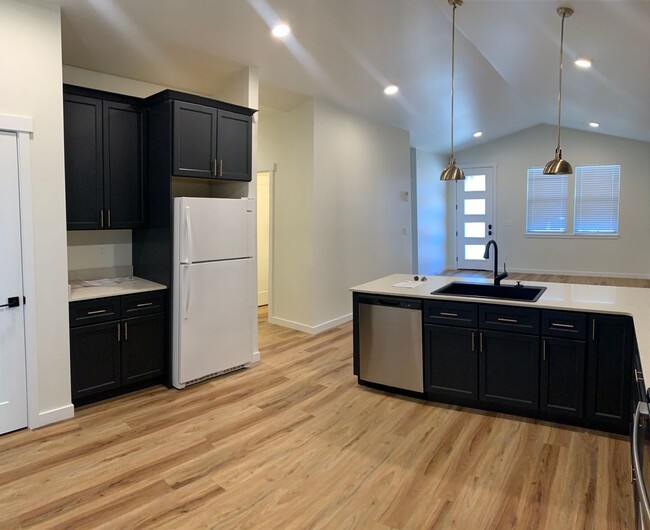 Building Photo - Newer Home for Lease!