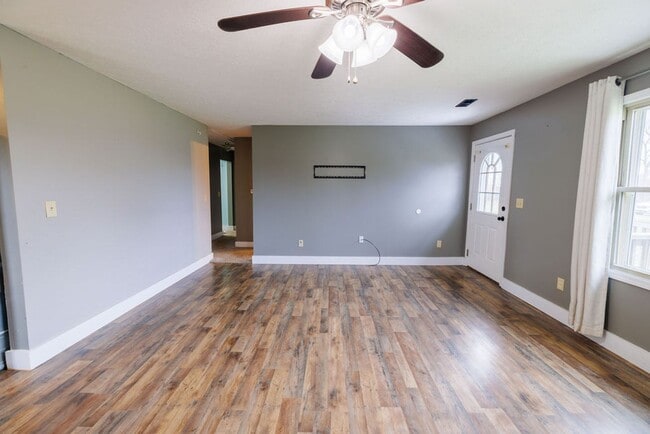 Building Photo - Quiet 3 Bedroom Home with Detached Garage