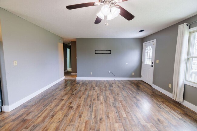 Foto del edificio - Quiet 3 Bedroom Home with Detached Garage