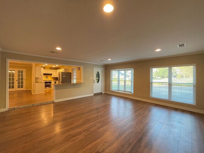 Building Photo - House: Homewood