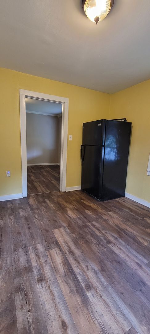 Building Photo - Gorgeous fully remodeled 3 bedroom/1&1/2 bath Cottage.