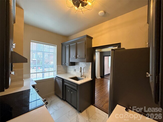 Foto del edificio - 301 W 10th St