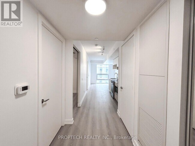 Photo du bâtiment - 100 Queen St E
