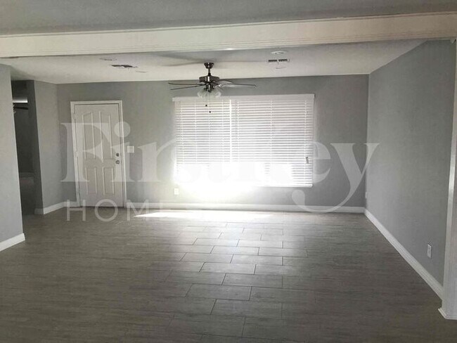 Foto del edificio - 4818 W Christy Dr