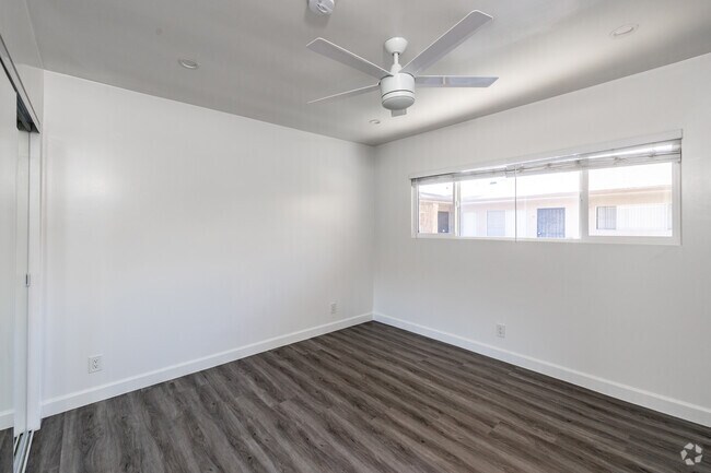 2 habitaciones, 2 baños, 1000 pies cuadrados, dormitorio principal - 4021 Stevely Ave