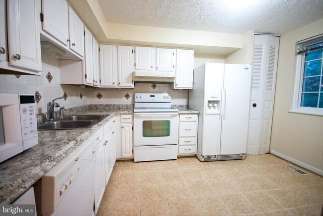 Foto del edificio - 7993 Tyson Oaks Cir