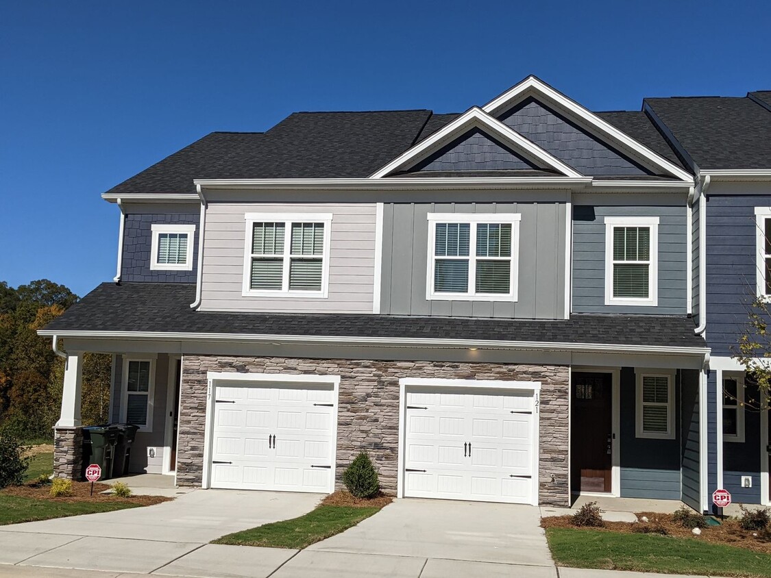 Foto principal - 3 BEDROOM TOWNHOME DOWNTOWN CONCORD-GREENW...